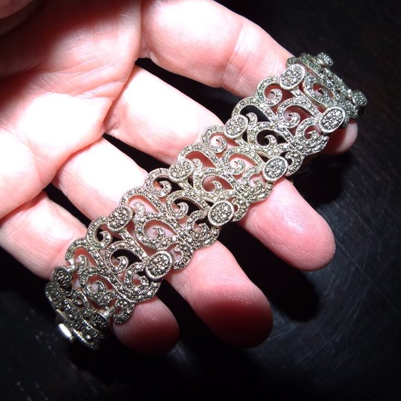 VINTAGE FINE SCROLL FILIGREE PANELS DESIGN SILVERY GOLDEN MARCASITES BRACELET 74 - Picture 4 of 4